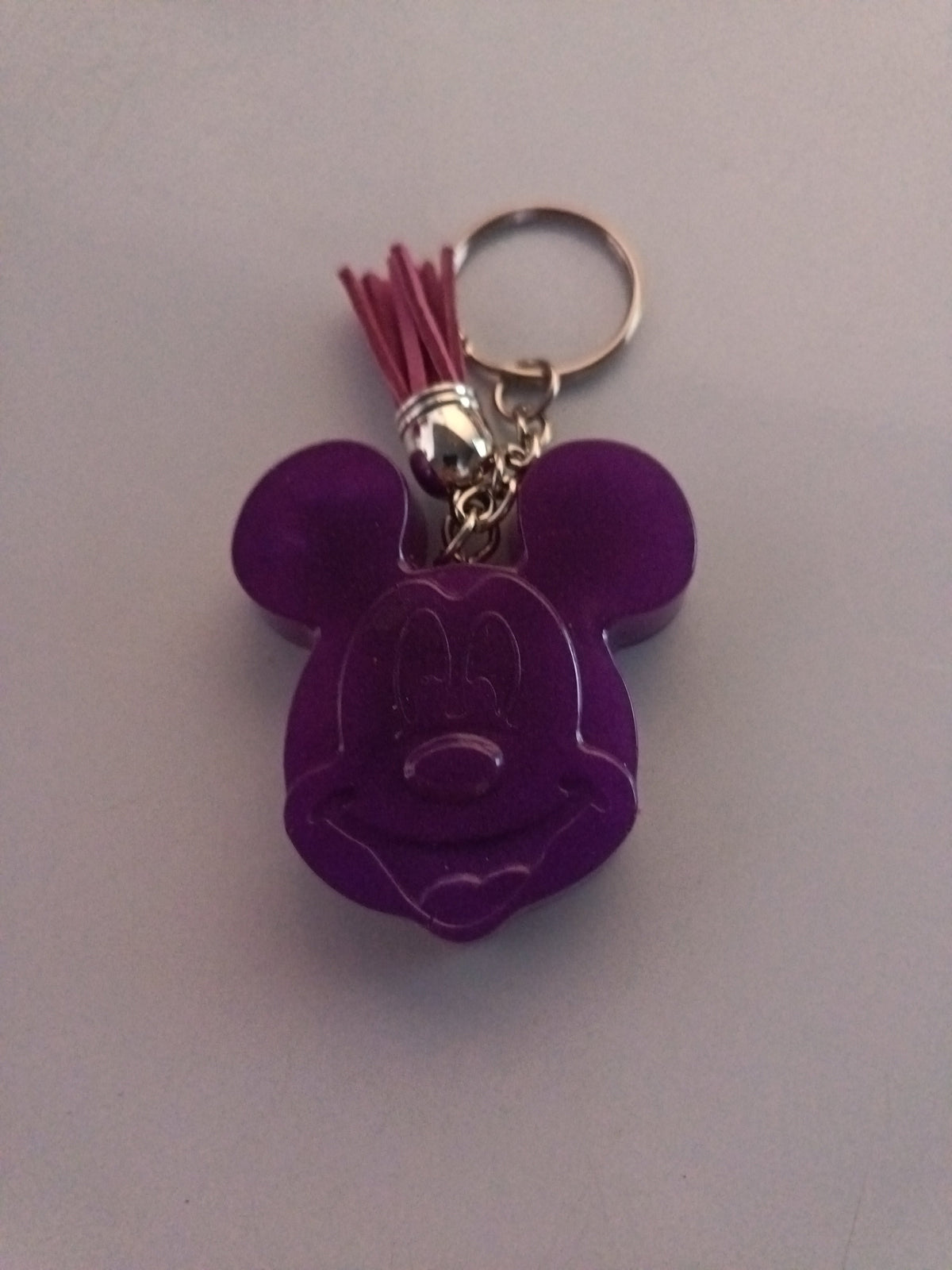 Porte-clé Mickey en résine violet prune opaque avec visage sculpté détaillé et pompon suédine bordeaux