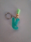 Porte-clé lettre Y sculptée en résine turquoise ultra-pailleté avec pompon suédine vert anis et chaînette dorée