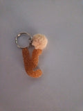 Porte-clé lettre Y sculptée en résine orange doré ultra-pailleté avec pompon boule de laine beige crème