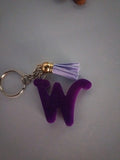 Porte-clé lettre W sculptée en résine violet prune brillant avec pompon suédine parme et chaînette dorée